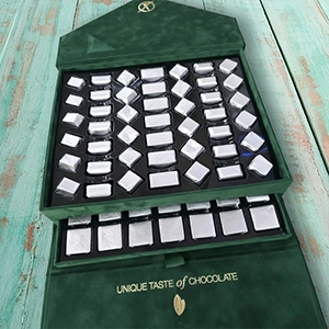 علبة شكولاتة طبيعيةفاخرة87قطعة - حلواني اكسبشن  - مصر 